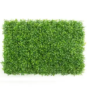 潘帕斯人造绿草墙背景板，带绿色和白色花朵