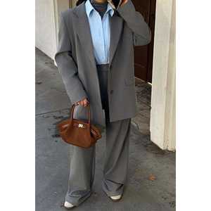 Conjunto de Traje Gris para Mujer con Detalle de Botones y Adornos Únicos - Product Image 3