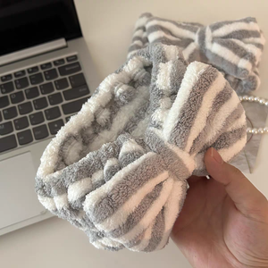 Diadema para Spa Lavarse la cara Diadema <span class=keywords><strong>de</strong></span> terciopelo para mujer Banda para el cabello cosmética Banda <span class=keywords><strong>de</strong></span> spa <span class=keywords><strong>de</strong></span> maquillaje para niñas con lazo Diadema <span class=keywords><strong>de</strong></span> color a rayas - Product Image 5