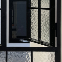 Fenêtre à battant en aluminium sur mesure à arche, avec grille décorative, verre texturé, poignée en laiton antique, style vintage pour maison de campagne résidentielle