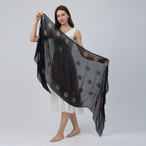Vente en gros 2026 Dernier modèle de châle en <span class=keywords><strong>coton</strong></span> brodé, style ethnique, doux, long, hijab en viscose jacquard pour femmes musulmanes de Dubaï - Product Image 4