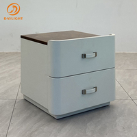 Table de chevet en cuir blanc avec plateau en placage de bois pour chambres à coucher