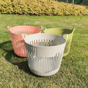 Panier de rangement en plastique de 28 cm de diamètre avec poignées pour un rangement bien organisé - Product Image 2