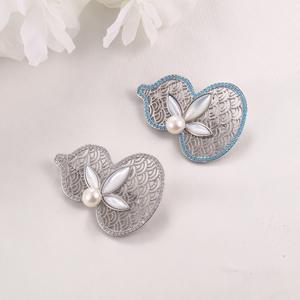 Broche en perle d'eau douce de Zhuji pour femmes, nouveau style chinois, incrustée de coquillage, gourde porte-bonheur, fleur de poitrine pour l'automne et l'hiver - Product Image 2