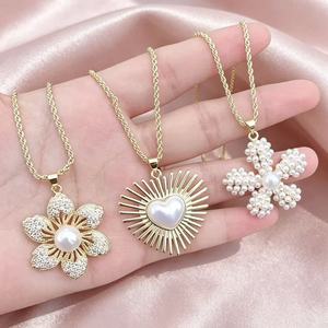 Collares al por mayor chapados en oro de 18 quilates con cadena de cuerda, colgantes de flor de diamantes de imitación, sol, corazón, perla y cruz - Product Image 5
