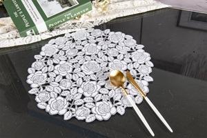 円形 <span class=keywords><strong>PVC</strong></span>製 バラ柄 ランチョンマット 耐熱性 環境配慮型 ゴールド・シルバー 38cm 無料サンプル提供 食卓デコレーション - Product Image 3