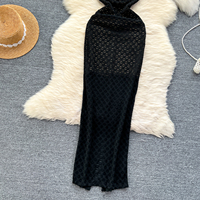 Robe moulante mi-longue en dentelle à fines bretelles pour femme, idéale pour les soirées, les cocktails et les événements