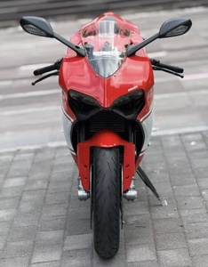 <span class=keywords><strong>Moto</strong></span> <span class=keywords><strong>de</strong></span> <span class=keywords><strong>course</strong></span> <span class=keywords><strong>Ducati</strong></span> 1199 rouge avec moteur L-Twin refroidi par eau <span class=keywords><strong>de</strong></span> 1199 cm³ à quatre temps, 143 kW, 300 km/h - Product Image 3