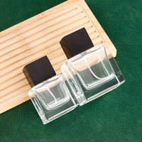 Bouteilles de parfum en verre cube de couleur personnalisée de 30ml 50ml 100ml tailles avec bouchon carré en bois et joint de pulvérisateur à pompe