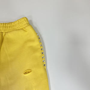 Pantalon de survêtement pour homme en molleton français délavé, déchiré, avec logo imprimé DTG personnalisé, strass vintage, délavé à l'acide, couleur jaune - Product Image 4