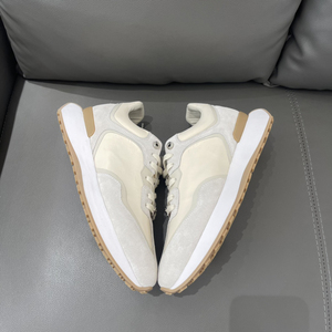 รองเท้าหนังแกะคุณภาพสูงสำหรับผู้ชาย ดีไซน์หรูหรา กันลื่น เหมาะสำหรับกิจกรรมกลางแจ้ง รองรับอุ้งเท้า รองเท้ากีฬา ผลิตจากโรงงานกวางตุ้ง รับผลิตแบบ OEM - Product Image 4