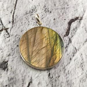 Pendentif artisanal en argent sterling 925 avec serti clos, pierre précieuse plate ronde de 30 mm en labradorite naturelle - Product Image 4