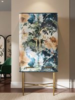 Armoire à vin élégante et luxueuse avec supports suspendus en verre intégrés, support en forme de X doré pour armoire à vin résidentielle haut de gamme