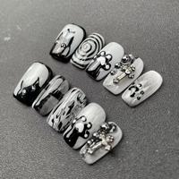 Ongles courts peints à la main avec des éléments circulaires de chat de haute qualité dans le style des Crocs, réutilisables en gros en usine.