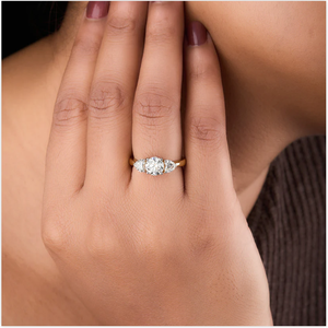 Bague en diamant poire en or blanc 14 carats Radiant avec sertissage à trois pierres pour les célébrations de fiançailles classiques d'Inde - Product Image 2