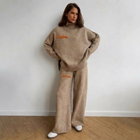 Ensemble Loungewear Femme Personnalisé avec Logo – Pull Col Roulé Brodé et Pantalon Tricoté Ample 2 Pièces