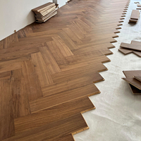 Parquet en bois d'ingénierie à chevrons en noyer noir massif multicouche pour salon