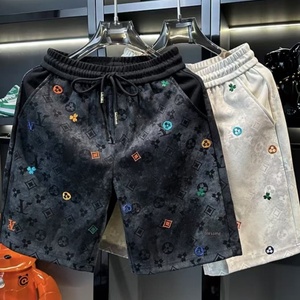 กางเกงขาสั้นลำลองปักลายแฟชั่นยุโรประดับไฮเอนด์สำหรับผู้ชาย แบรนด์ดัง ทันสมัย ประจำฤดูร้อนปี 2025 กางเกงชายหาดแบบมีเชือกผูก - Product Image 1