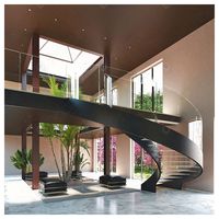 Escalier intérieur classique en bois massif Prima, escalier courbé avec marches en verre trempé