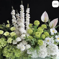 Composition florale en soie d'hortensias verts et roses blanches avec support métallique doré et verdure en cascade pour la décoration de chemin de cérémonie extérieure