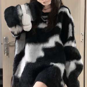 Maglione lavorato a maglia da donna per tutte le età moderni ultimi materiali eco-compatibili che promuovono la sostenibilità con fiocco a strisce zebrate - Product Image 2