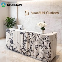Bureau de réception moderne en marbre italien Calacatta Viola de luxe StoneSun avec rétroéclairage LED et rangement, bureau de réception personnalisé pour hôtel