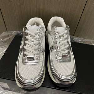 أحذية مشي عصرية جديدة غير رسمية بتصميم عصري أحذية رياضية عالية الجودة للرجال والنساء أحذية رياضية خفيفة - Product Image 4