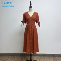 Robe midi élégante en coton texturé à col en V, personnalisée OEM, avec manches bouffantes et boutons en bois, pour femmes, idéale pour le bureau ou les occasions décontractées
