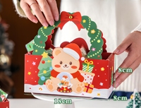 Panier-cadeau de Noël avec poignée couronne, nœud rouge, clochette dorée, ours en peluche, écharpe, design globe à neige, motif neige rouge pour collations