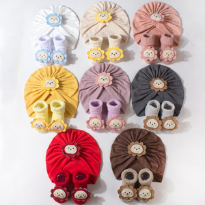 Set 2 Potong Topi Bayi Baru Musim Gugur dan Musim Dingin Topi Bayi Berbahan Plush dengan Visor dan Kaos Kaki Panjang untuk Balita - Product Image 1
