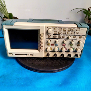 Osciloscopio Digital de Almacenamiento de 4 Canales Tektronix TPS 2024 - Product Image 1