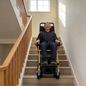 Fauteuil roulant électrique tout-terrain pour escalades avec chenilles épaissies, montée <span class=keywords><strong>automatique</strong></span> pour personnes handicapées, utilisation intérieure et extérieure - Product Image 2