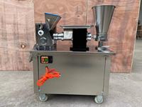Machine automatique pour la fabrication de tourtes à la viande, de raviolis, de pelmeni, de pierogi, de gyozas, de boulettes, d'empanadas et de samosas