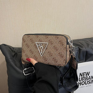 Nuevo Bolso de Hombro Tipo Cámara para Dama <span class=keywords><strong>con</strong></span> Estampado Clásico de Letras <span class=keywords><strong>Guess</strong></span> - Product Image 2