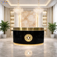 Table de réception incurvée de luxe en Corian noir et or pour clinique esthétique, centre de bien-être, avec logo LED intégré