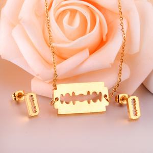 Conjunto de Joyería de Diseño Moderno en Acero Inoxidable con Baño de Oro de 18K, Collar con Colgante de Cuchillas de Afeitar y Aretes - Product Image 3