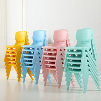 Chaises d'école et de maternelle colorées en plastique empilables pour enfants, idéales pour l'apprentissage et les fêtes - Vente en gros