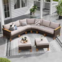 Hochwertiges Halbmond-förmiges PE-Rattan Outdoor-Sofa-Set mit Zwei Ottomanen für Garten und Poolbereich