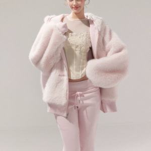 Manteaux en fausse fourrure rose à capuche pour femmes, style OEM, coupe ample, manches longues, épais et chauds, pour l'hiver, tenue de rue quotidienne - Product Image 1