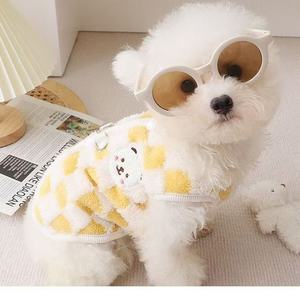 Gilet mignon pour chien et chat, en polaire jaune à carreaux, vêtements chauds d'automne et d'hiver avec patch ours pour petits animaux de compagnie - Product Image 3
