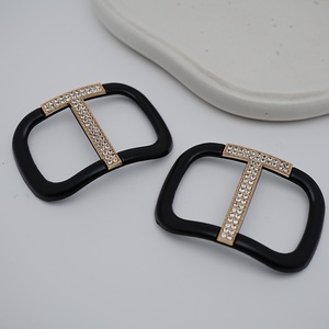 Chaussure décontractée classique noire à talons hauts pour femmes <span class=keywords><strong>boucle</strong></span> en métal de zinc lisse détachable avec perceuse directe du matériel de <span class=keywords><strong>fer</strong></span> d'usine - Product Image 1