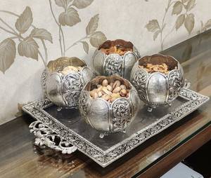 Juego de Tazones para Aperitivos de Aluminio Plateado Moderno con Tarro para Frutos Secos de 150 ml y Bandeja, Diseño Flexible para Regalos - Product Image 1
