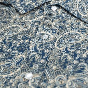 เสื้อกอล์ฟพิมพ์ลายสีฟ้าอ่อน ไม่มีปก ติดกระดุมมุก สำหรับผู้หญิงและผู้ชาย ไซส์ใหญ่ แบรนด์ Pique Custom รุ่น Suns Out UPF Luxury - Product Image 2