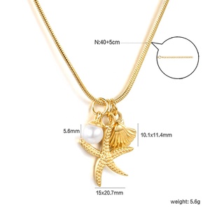Collier en acier inoxydable plaqué or PVD 18 carats avec chaîne torsadée perlée et pendentif étoile de mer et coquillage, vente en gros - Product Image 2