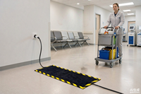 Tapis de protection de câbles antidérapant jaune et noir en nylon et caoutchouc pour la prévention des obstacles de fils électriques en intérieur