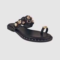 Sandales plates à bout fendu pour femmes, à bride unique ornée de pierres et de perles, avec boucles métalliques, confortables, antidérapantes et décontractées