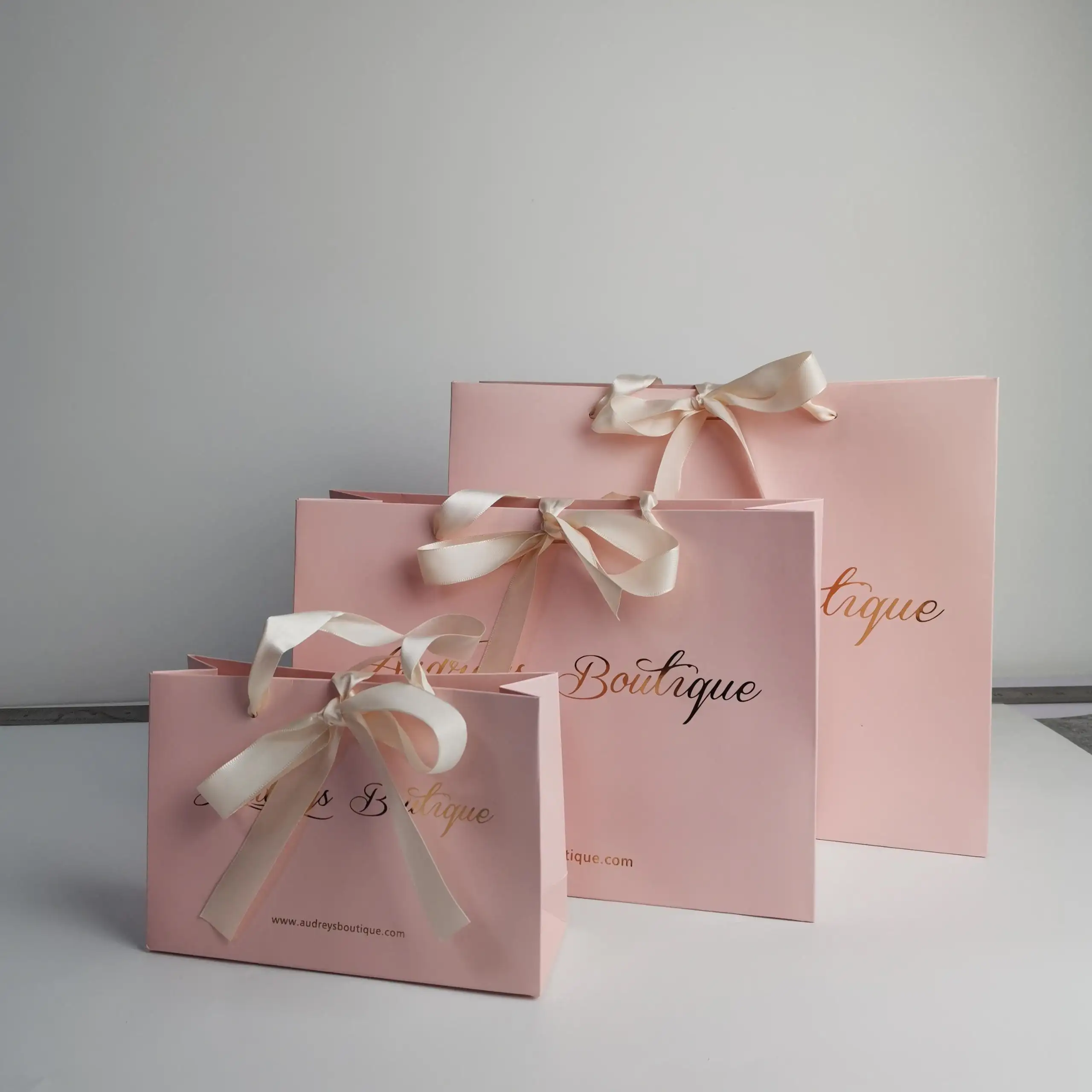 Emballage en papier de luxe avec logo rose imprimé personnalisé, sac cadeau pour les vêtements, feuille d'aluminium, estampage avec propre logo, 50 pièces