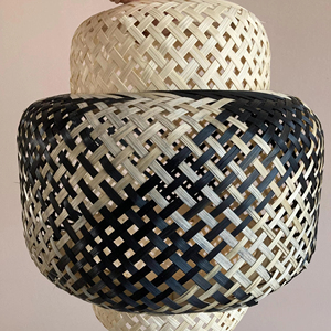 Lampe suspendue en bambou, tressée, avec cordon réglable, luminaire complet pour la décoration intérieure, fournisseur OEM du Vietnam - Product Image 1
