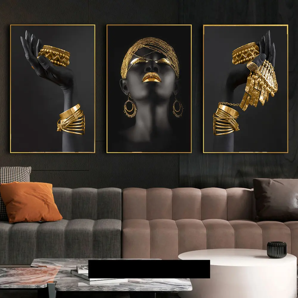 Femme africaine tenant des affiches de toile de bijoux en or et des imprimés peintures d'art de femme noire