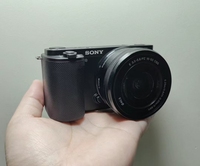 Sony ZVE-10 95% Neuf Ensemble Complet Appareil Photo Hybride 24MP Type Télémètre avec Objectif 16-50mm Écran Tactile Rabattable 4K pour Selfies et Voyages